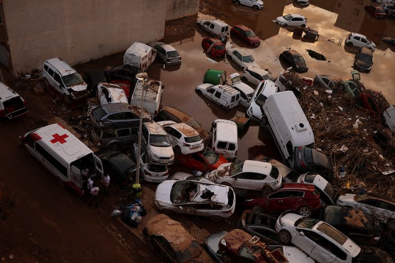 © Reuters. Cars are seen piled on a street in the aftermath of floods caused by heavy rains in Paiporta, near Valencia, Spain, November 5, 2024. REUTERS/Nacho Doce © Reuters. Cars are seen piled on a street in the aftermath of floods caused by heavy rains in Paiporta, near Valencia, Spain, November 5, 2024. REUTERS/Nacho Doce