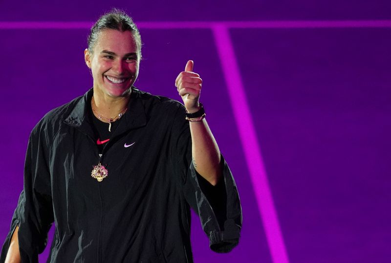 &copy; Reuters. Aryna Sabalenka comemora vitória contra Jasmine Paolini na estreia do WTA Finals, em Riadn04/11/2024nREUTERS/Aleksandra Szmigiel