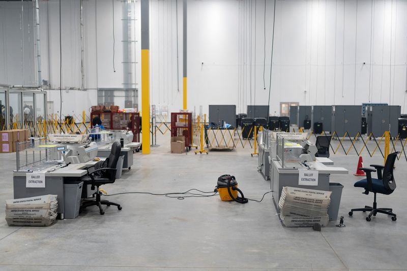 &copy; Reuters. Desks are unoccupied at Fulton County Operations Hub and Elections Center the day before the U.S. presidential election, in Atlanta, Georgia U.S., November 4, 2024. REUTERS/Cheney Orr