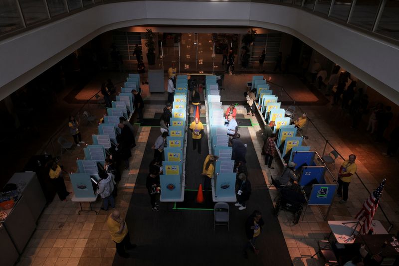 © Reuters. People cast their votes in the 2024 U.S. presidential election on Election Day at a polling station in Galleria At Sunset mall in Henderson, Nevada, U.S., November 5, 2024. REUTERS/David Swanson