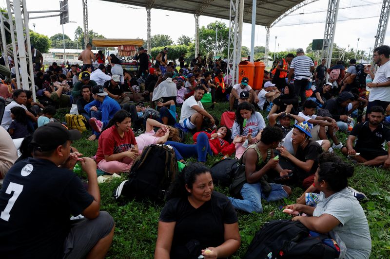 © Reuters. Migrants traveling in a caravan take a break while they attempt to reach Mexico's northern border on the U.S. Presidential Election Day, in Alvaro Obregon, Mexico November 5, 2024. REUTERS/Daniel Becerril