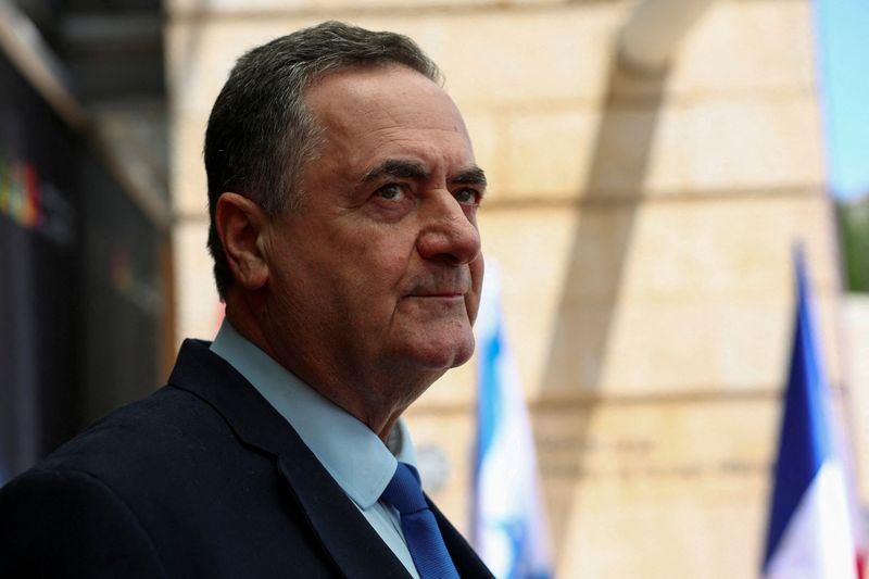 &copy; Reuters. FILE PHOTO: Israeli Foreign Minister Israel Katz waits for his British and French counterparts for a meeting, amid the conflict between Israel and Hamas, in Jerusalem August 16, 2024. REUTERS/Florion Goga/File Photo