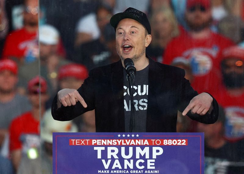 © Reuters. FILE PHOTO: Tesla CEO and X owner Elon Musk speaks during a rally for Republican presidential nominee and former U.S. president Donald Trump, at the site of the July assassination attempt against Trump, in Butler, Pennsylvania, U.S., October 5, 2024. REUTERS/Carlos Barria/File Photo