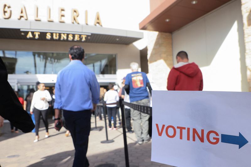 &copy; Reuters. A sign directs voters to the polling station at Galleria at Sunset mall on Election Day in Henderson, Nevada, U.S., November 5, 2024. REUTERS/David Swanson