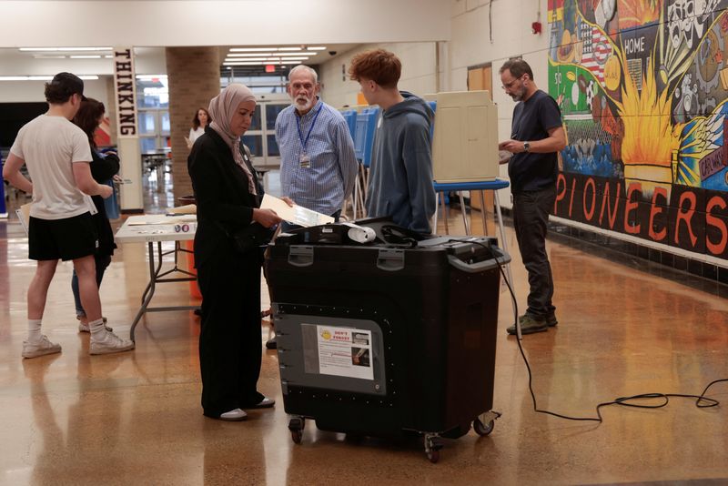 &copy; Reuters. A woman casts her ballot in the 2024 presidential election at a polling place on Election Day in Dearborn, Michigan, U.S., November 5, 2024. REUTERS/Rebecca Cook