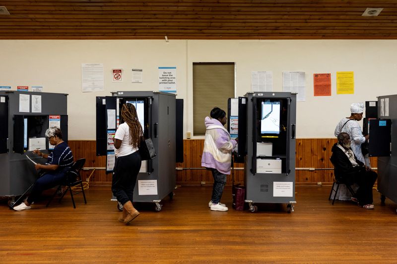 © Reuters. People vote during the 2024 U.S. presidential election on Election Day, at a community center in College Park, Georgia, U.S., November 5, 2024. REUTERS/Eloisa Lopez