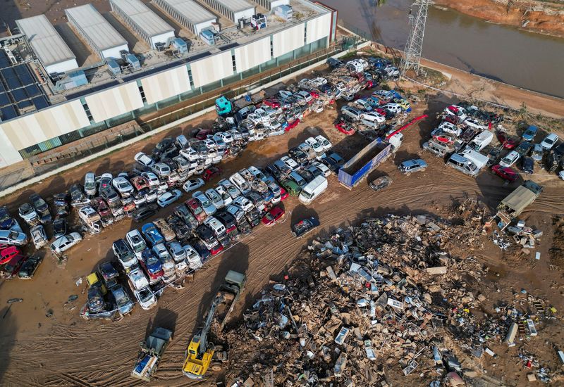 &copy; Reuters. Cemitério de veículos destruídos após as inundações catastróficas da semana passada em Paiporta, Valência, Espanhan05/11/2024nREUTERS/Manuel Ausloos