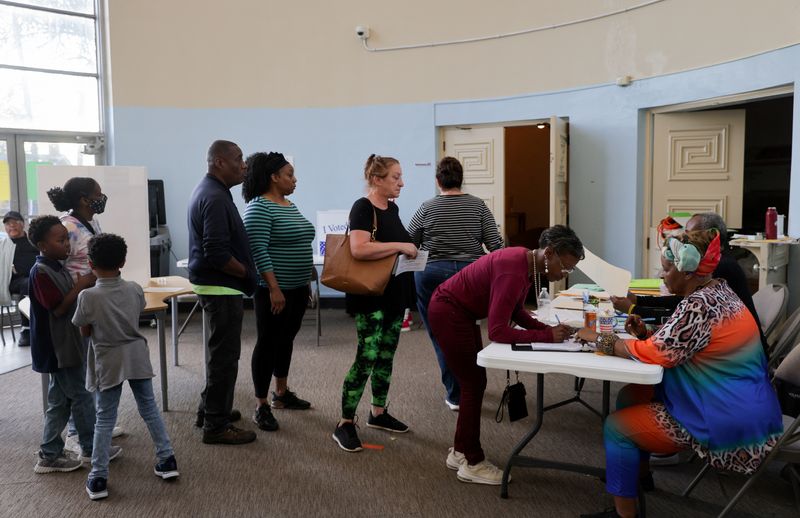 &copy; Reuters. People line up to vote during the 2024 U.S. presidential election on Election Day, at a library in Pittsburgh, Pennsylvania, U.S., November 5, 2024. REUTERS/Jeenah Moon