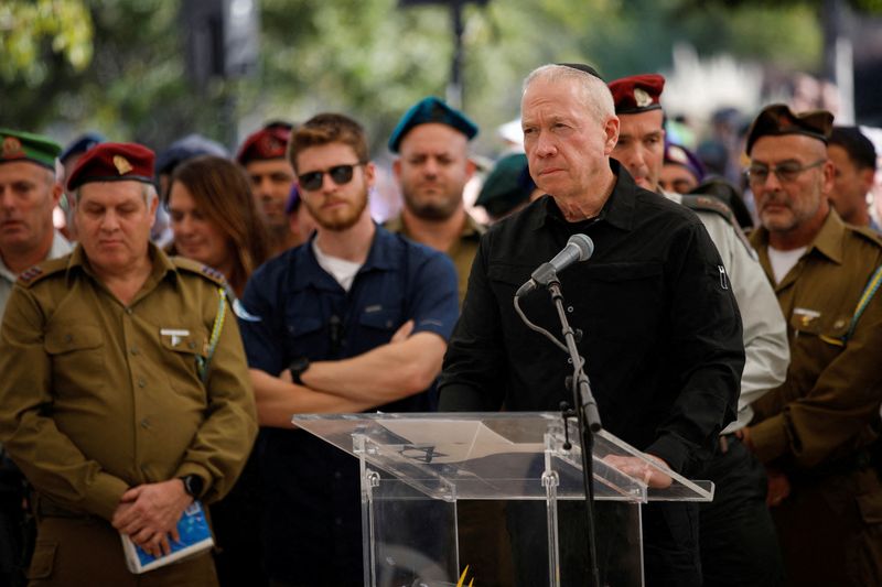 &copy; Reuters. FILE PHOTO: Israeli Defense Minister Yoav Gallant speaks at a ceremony for soldier Colonel Asaf Hamami at his funeral in Tel Aviv, Israel December 4, 2023. REUTERS/Shir Torem/File Photo