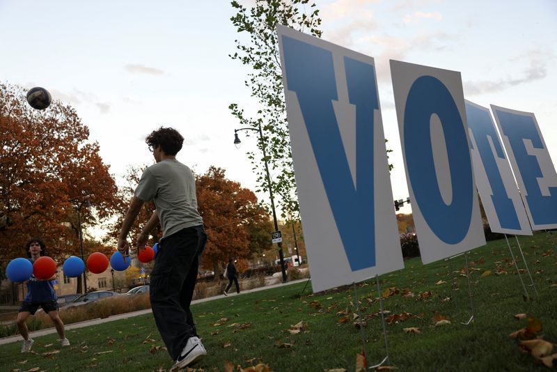 &copy; Reuters. Students play with a volleyball at a vote party at the University of Pittsburgh, in Pittsburgh, Pennsylvania, U.S., November 5, 2024. REUTERS/Quinn Glabicki