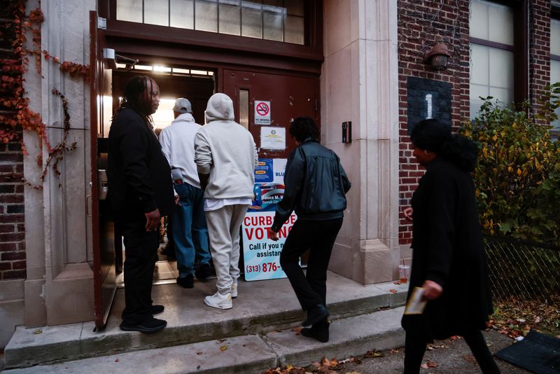 © Reuters. People arrive to vote at a polling station in the 2024 U.S. presidential election on Election Day in Detroit, Michigan, U.S., November 5, 2024. REUTERS/Rebecca Cook