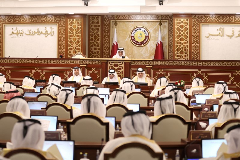 © Reuters. FILE PHOTO: Members attend the session of the advisory Shura Council for which partial elections were held for the first time, in Doha, Qatar, October 26, 2021. REUTERS/Ibraheem Al Omari/File Photo