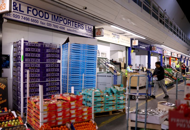 &copy; Reuters. FILE PHOTO: A person pushes a cart during early morning business hours at New Covent Garden Market in London, Britain, October 8, 2024. REUTERS/Hannah McKay/File Photo