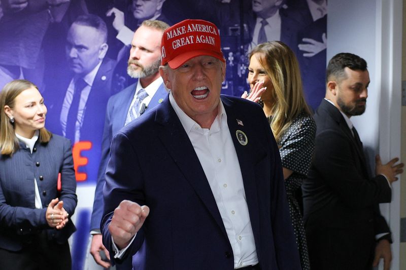 &copy; Reuters. Trump visita sede de sua campanha em West Palm Beach no dia da eleiçãon05/11/2024nREUTERS/Brian Snyder