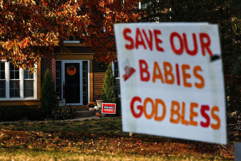 © Reuters. Competing yard signs for and against Amendment 3, a measure that would establish a constitutional right to abortion dot neighborhoods in Kansas City, Missouri, U.S., October 11, 2024. REUTERS/Evelyn Hockstein/File Photo