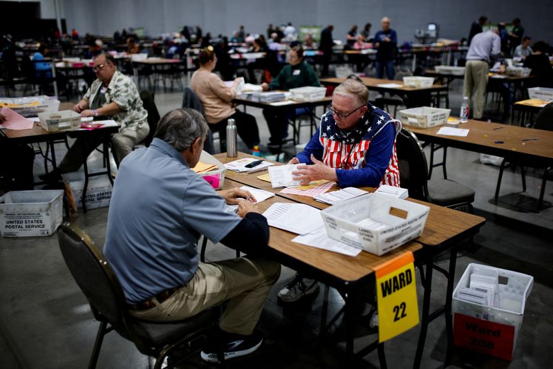 &copy; Reuters. Funcionários eleitorais fazem apuração de votos da eleição presidencial dos EUA, em Milwaukee, Wisconsinn05/11/2024nREUTERS/Eduardo Munoz