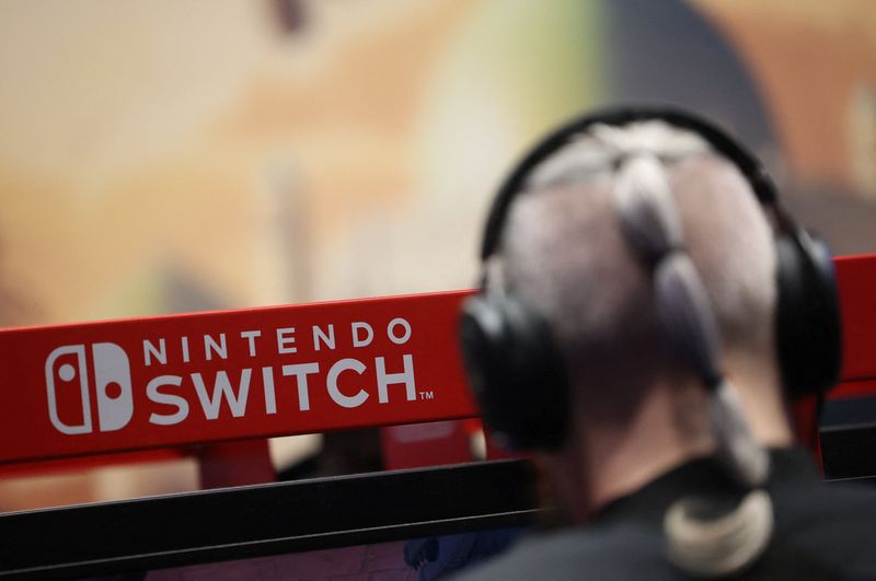 © Reuters. An attendee uses a Nintendo Switch game console while playing a video game at the Paris Games Week (PGW), a trade fair for video games in Paris, France, November 5, 2023. REUTERS/Claudia Greco/ File Photo