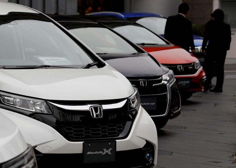 © Reuters. People chat in front of cars in a showroom at Honda's headquarters in Tokyo, Japan, February 19, 2019. REUTERS/Kim Kyung-hoon/ File Photo