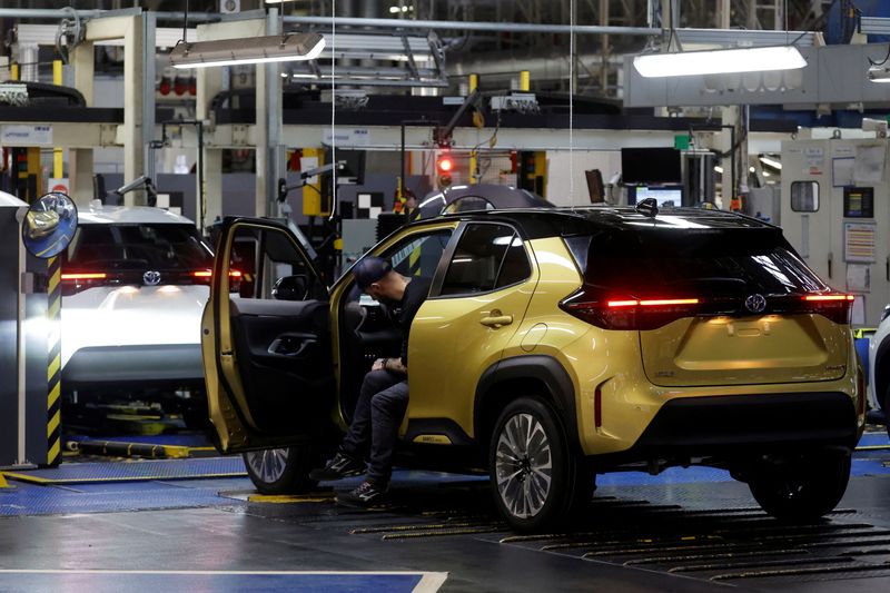 © Reuters. Employees work on the Yaris car assembly line at the Toyota Motor Manufacturing France (TMMF) plant in Onnaing near Valenciennes, France, March 30, 2023. REUTERS/Pascal Rossignol/ File Photo