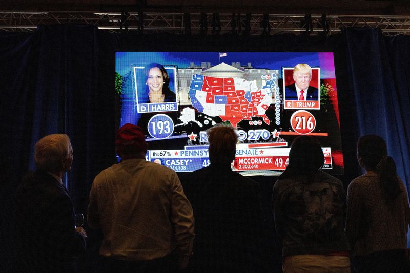 © Reuters. Supporters of Republican presidential nominee and former U.S. President Donald Trump watch early election results at a 2024 U.S. Presidential Election Night Watch Party, in Atlanta, Georgia, U.S., November 5, 2024. REUTERS/Eloisa Lopez