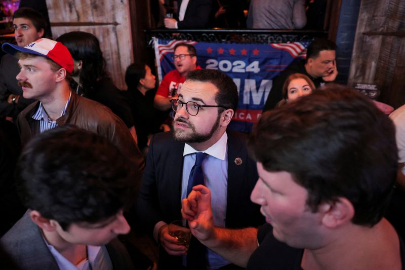 © Reuters. Alex Jaros attends the New York Young Republican Club election night watch party during the 2024 U.S. presidential election, in Manhattan, New York City, U.S., November 5, 2024. REUTERS/Andrew Kelly