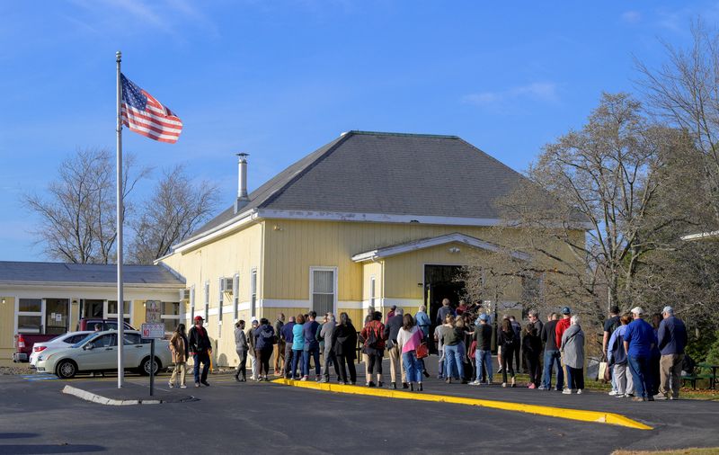 © Reuters. People wait in line to vote at St. Pius Church during the 2024 U.S. presidential election on Election Day, in Portland, Maine, U.S., November 5, 2024.  REUTERS/Faith Ninivaggi/File Photo