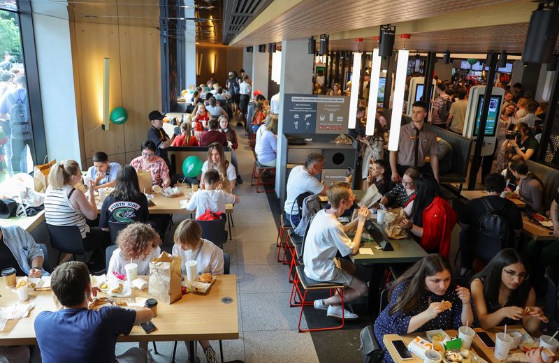 &copy; Reuters. FILE PHOTO: People visit the new restaurant "Vkusno & tochka", which opens following McDonald's Corp company's exit from the Russian market, in Moscow, Russia June 12, 2022. REUTERS/Evgenia Novozhenina/File Photo