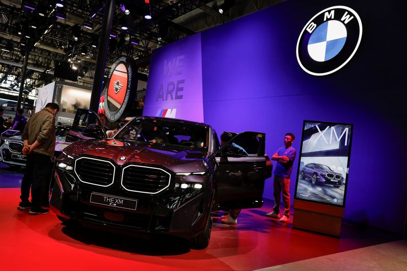 © Reuters. FILE PHOTO: Visitors look at the BMW XM hybrid electric vehicle at the Beijing International Automotive Exhibition, or Auto China 2024, in Beijing, China, April 25, 2024. REUTERS/Tingshu Wang/File Photo