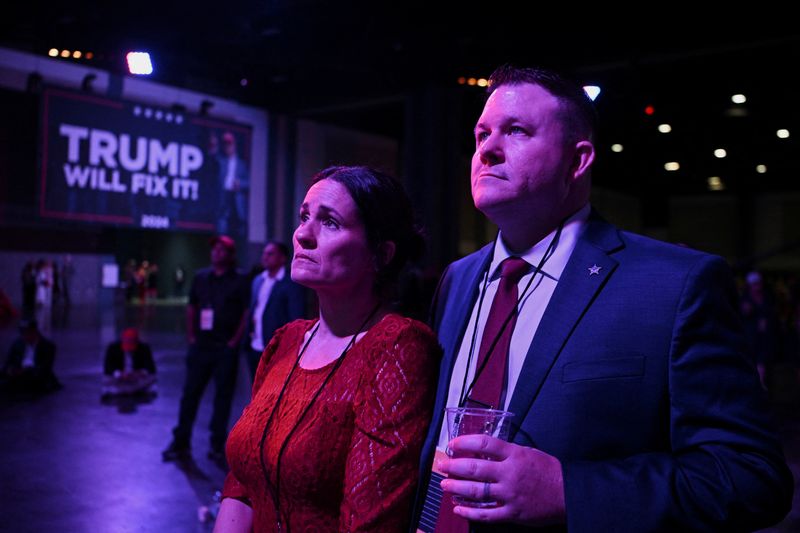 &copy; Reuters. I partecipanti guardano i primi risultati delle elezioni durante il party di presentazione della notte elettorale del candidato repubblicano ed ex presidente degli Stati Uniti Donald Trump al Palm Beach County Convention Center, a West Palm Beach, Florida