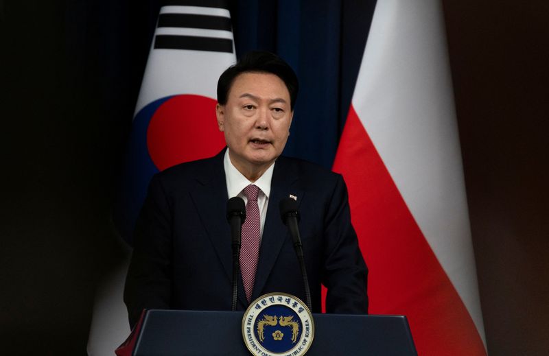 © Reuters. South Korean President Yoon Suk-yeol speaks with Polish President Andrzej Duda (not pictured) during a joint press conference at the Presidential Office in Seoul, South Korea, 24 October 2024. JEON HEON-KYUN/Pool via REUTERS/File Photo