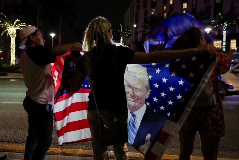 &copy; Reuters. Sostenitori del candidato repubblicano alla presidenza ed ex presidente degli Stati Uniti Donald Trump si riuniscono fuori dal Palm Beach County Convention Center, a West Palm Beach, Florida, Stati Uniti, il 6 novembre 2024. REUTERS/Ricardo Arduengo