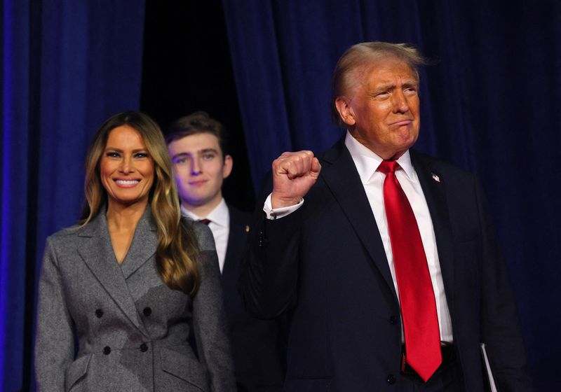 &copy; Reuters. Il candidato repubblicano alla presidenza ed ex presidente degli Stati Uniti Donald Trump sale sul palco con la moglie Melania per rivolgersi ai sostenitori durante il suo comizio al Palm Beach County Convention Center di West Palm Beach, Florida, Stati U