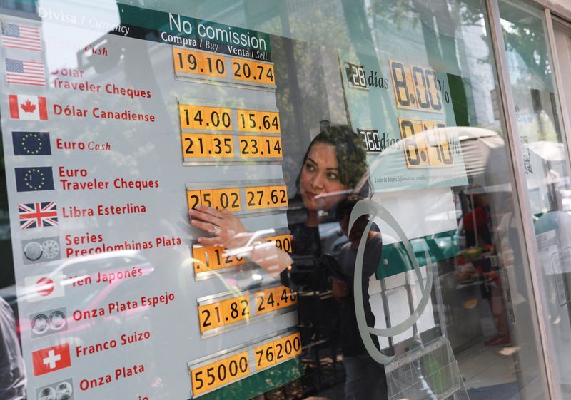 &copy; Reuters. FILE PHOTO: Currency exchange rates are displayed on a board as an employee works, as the Mexican peso has adjusted its position in recent weeks in anticipation of the U.S. election, in Mexico City, Mexico October 30, 2024.REUTERS/Henry Romero/File Photo