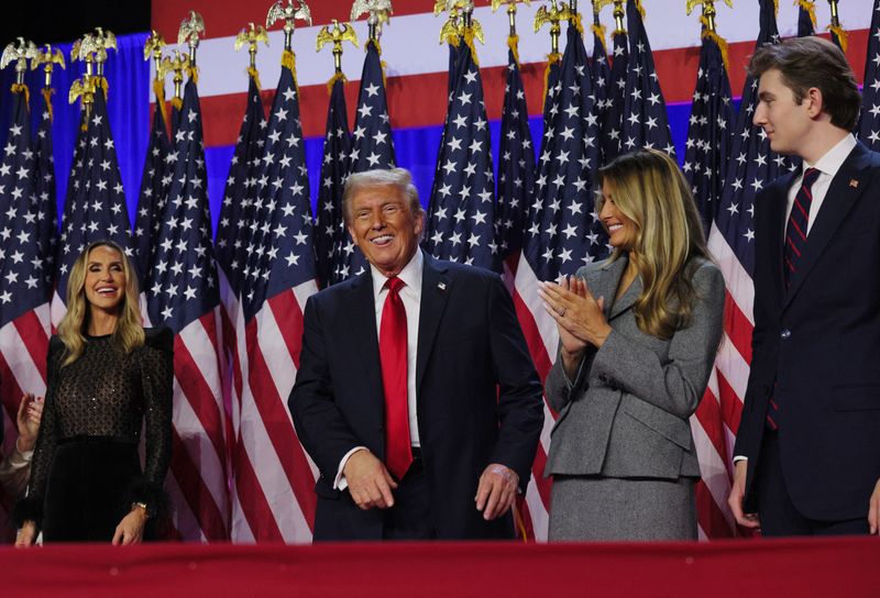 &copy; Reuters. Il candidato repubblicano alla presidenza ed ex presidente degli Stati Uniti Donald Trump sorride mentre è accompagnato dalla moglie Melania, da Lara Trump e dal figlio Barron, durante il suo comizio al Palm Beach County Convention Center di West Palm Be