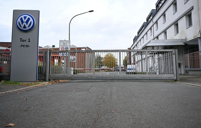 &copy; Reuters. The logo of Europe’s largest carmaker Volkswagen AG is seen at the closed Gate 1 of the Volkswagen Osnabrueck plant during a briefing of the Works Council about VW's plans to close down three plants and lay off thousands of employees in Osnabrueck, Germ