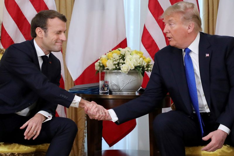 &copy; Reuters. Presidente da França, Emmanuel Macron, cumprimenta o então presidente dos EUA, Donald Trump, durante encontro em Londres em 2019n03/12/2019 Ludovic Marin/Pool via REUTERS