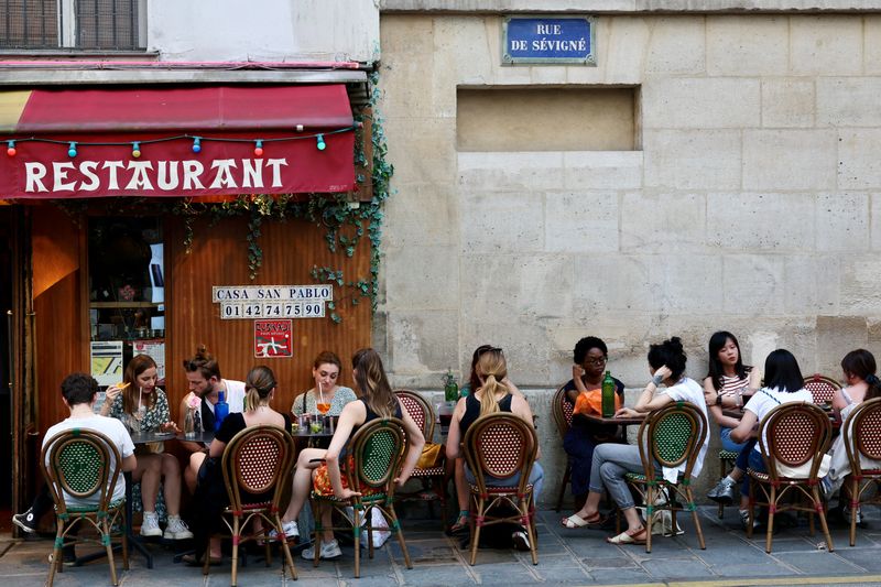 &copy; Reuters. People sit in a restaurant in The Marais as temperatures reached 37 degrees in Paris, France, July 30, 2024. REUTERS/Kevin Coombs/ File Photo