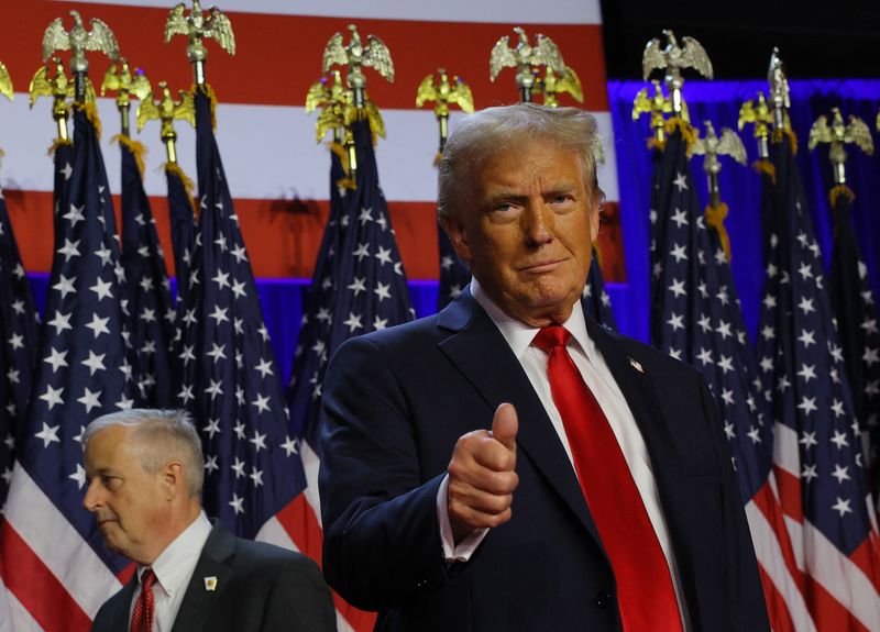 © Reuters. Republican presidential nominee and former U.S. President Donald Trump gestures as he stand on stage at his rally, at the Palm Beach County Convention Center in West Palm Beach, Florida, U.S., November 6, 2024. REUTERS/Brian Snyder