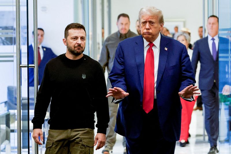 &copy; Reuters. Il candidato repubblicano alla presidenza ed ex presidente degli Stati Uniti Donald Trump e il presidente ucraino Volodymyr Zelenskiy si incontrano alla Trump Tower di New York, negli Stati Uniti, il 27 settembre 2024. REUTERS/Shannon Stapleton