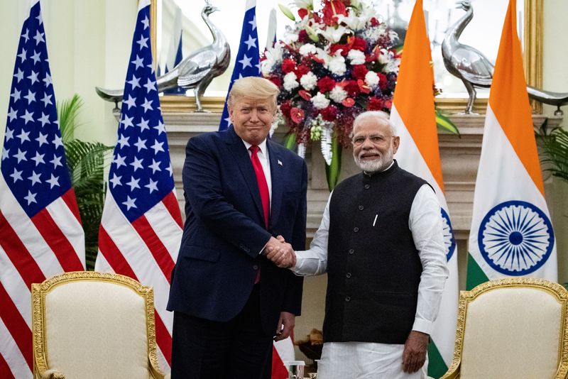 &copy; Reuters. Primeiro-ministro da Índia, Narendra Modi, cumprimenta então presidente dos EUA, Donald Trump, em Nova Délhi em 2020n25/02/2020 REUTERS/Al Drago