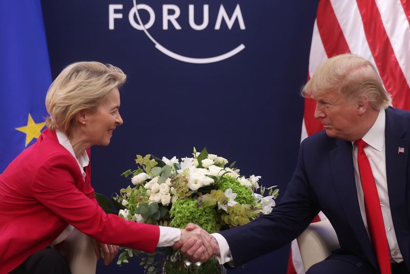 &copy; Reuters. Presidente da Comissão Europeia, Ursula von der Leyen, cumprimenta então presidente dos EUA, Donald Trump, durante Fórum Econômico Mundial de 2020, em Davos, na Suíçan21/01/2020 REUTERS/Jonathan Ernst