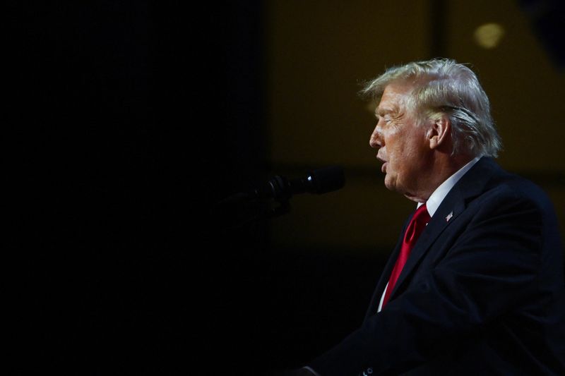 &copy; Reuters. Republican presidential nominee and former U.S. President Donald Trump takes the stage following early results from the 2024 U.S. presidential election in Palm Beach County Convention Center, in West Palm Beach, Florida, U.S., November 6, 2024. REUTERS/Ca