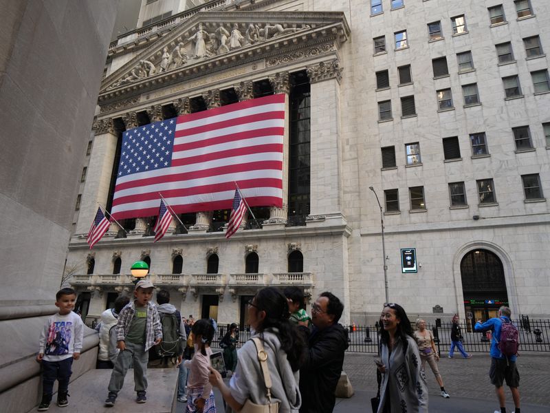 &copy; Reuters. People pass the New York Stock Exchange in Manhattan on the 2024 U.S. Presidential Election Day in Manhattan in New York City, U.S., November 5, 2024. REUTERS/Stephani Spindel