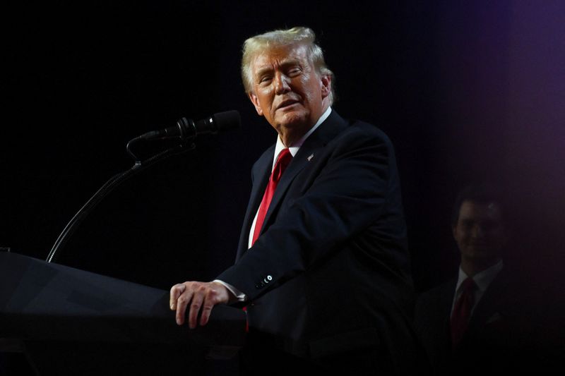 © Reuters. Republican presidential nominee and former U.S. President Donald Trump takes the stage following early results from the 2024 U.S. presidential election in Palm Beach County Convention Center, in West Palm Beach, Florida, U.S., November 6, 2024. REUTERS/Callaghan O'Hare