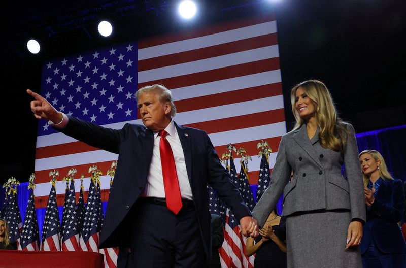 &copy; Reuters. Republican presidential nominee and former U.S. President Donald Trump gestures as he holds hands with his wife Melania during his rally, at the Palm Beach County Convention Center in West Palm Beach, Florida, U.S., November 6, 2024. REUTERS/Brian Snyder