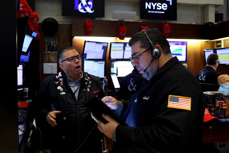 &copy; Reuters. Operadores na bolsa de Nova Yorkn23/10/2024.  REUTERS/Brendan McDermid/File Photo