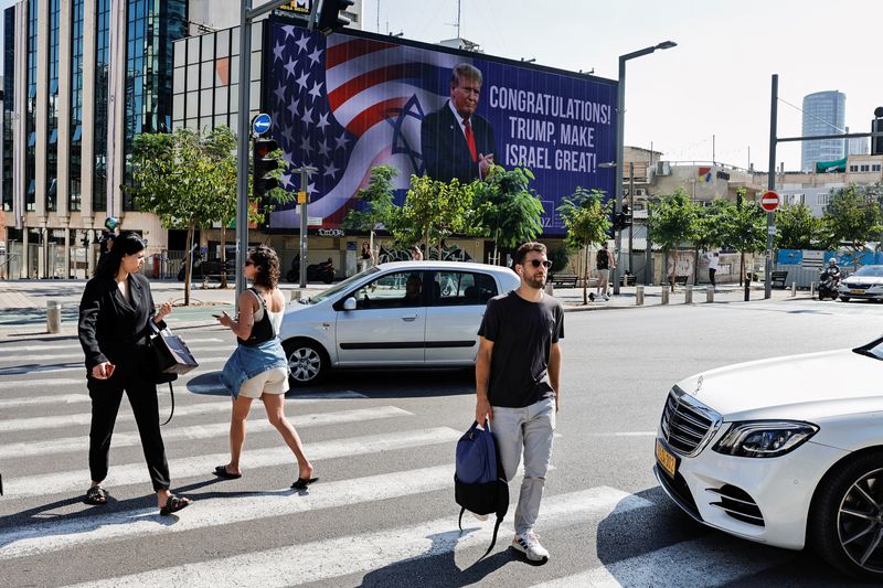 © Reuters. Republican presidential nominee and former U.S. President Donald Trump appears on a congratulatory billboard for the 2024 U.S Presidential Election, in Tel Aviv, Israel, November 6, 2024. REUTERS/Thomas Peter