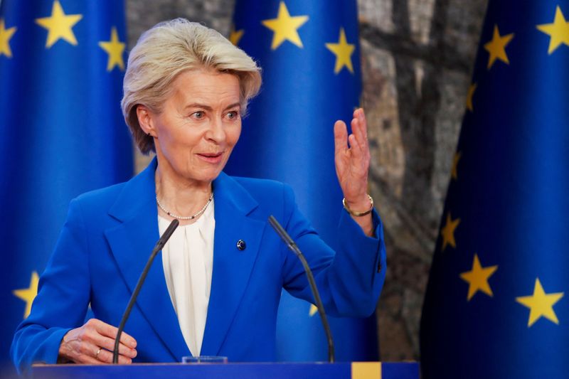 &copy; Reuters. La presidente della Commissione europea Ursula von der Leyen gesticola mentre parla durante una conferenza stampa a Podgorica, Montenegro, il 26 ottobre 2024. REUTERS/Stevo Vasiljevic