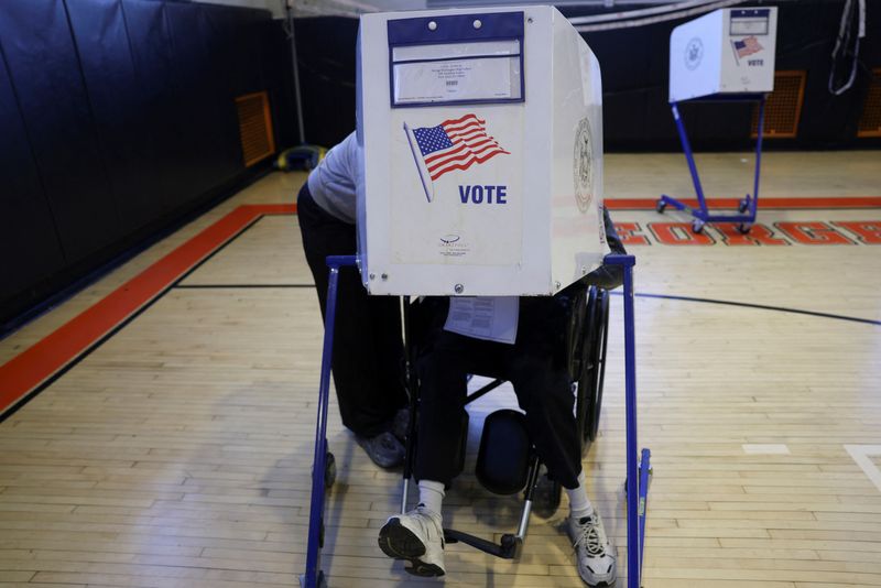 &copy; Reuters. Muhammad Aziz lavora alla sua scheda elettorale in un centro elettorale nel giorno delle elezioni nel quartiere di Manhattan a New York, negli Stati Uniti, il 5 novembre 2024. REUTERS/Kent J Edwards