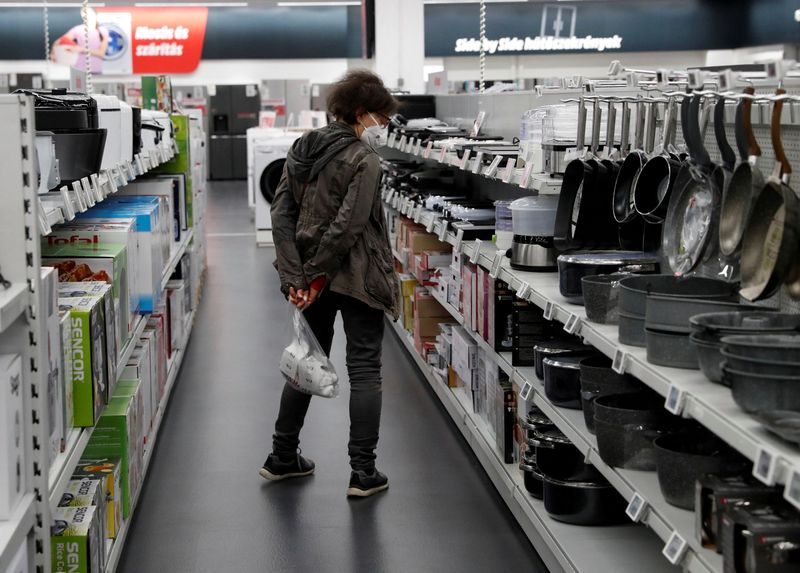 &copy; Reuters. Una donna fa acquisti presso il rivenditore di elettronica Media Markt a Budapest, Ungheria, 2 maggio 2022. Foto scattata il 2 maggio 2022. REUTERS/Bernadett Szabo